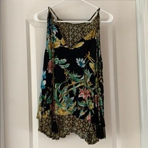 Evereve - beautiful patterned flowy tank